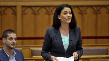 Demeter Márta újabb 300 kérdést ígér a honvédelmi miniszternek