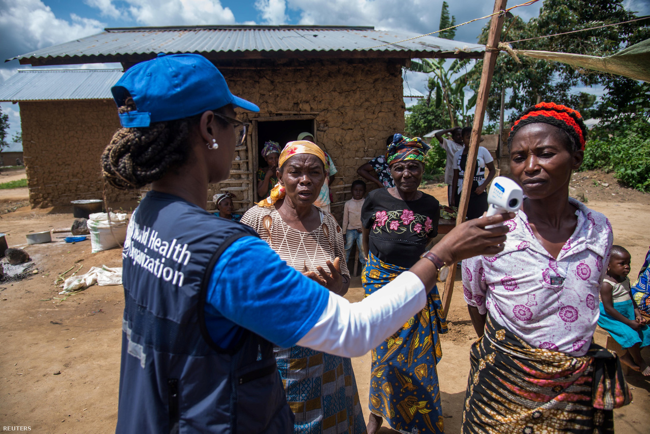 A WHO egyik munkatársa nyomoz lehetséges ebolás betegek után Manginában.A helyi egészségügyi hatóságok hétfőn jelentették be, hogy az ország történetének a legsúlyosabb ebolajárványa ellen küzdenek a Kongói Demokratikus Köztársaságban. A CNN szerint augusztus eleje óta közel 330 megerősített, vagy valószínű esetről tudni, és több mint 200-an belehaltak a betegségbe. A helyzet nem mérhető a 2014-es nyugat-afrikai járványhoz, amikor több mint 11 ezer ember halt meg Guineában, Libériában és Sierra Leonéban, azonban a Kongói DK-ban pont egy olyan területen terjed a betegség, ahol az állandó fegyveres harcok jelentősen nehezítik az ebola elleni küzdelmet.