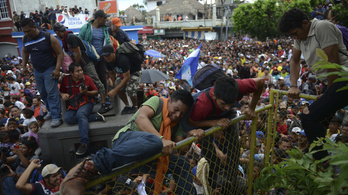 Áttörték a mexikói határt a hondurasi menekültek