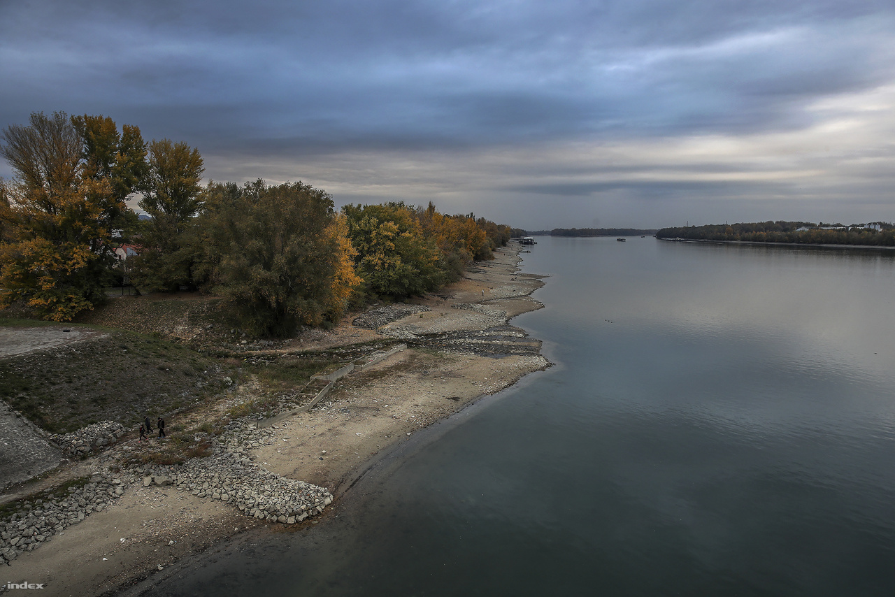 A Duna vízszintje a Komáromtól kezdődő szakaszon mindenhol alulmúlta a valaha mért legalacsonyabb értéket.