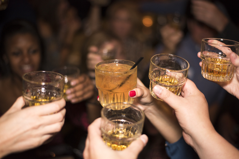 4 ártalmatlannak tűnő dolog, amit tilos alkohollal keverni - Életveszélyes tüneteket produkálhat