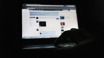 A Facebook hadat üzent a gyerekpornónak