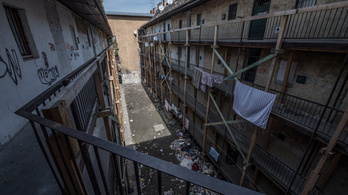 Kormányhatározattal gyorsítják fel a Hős utcai lakótömb kiürítését