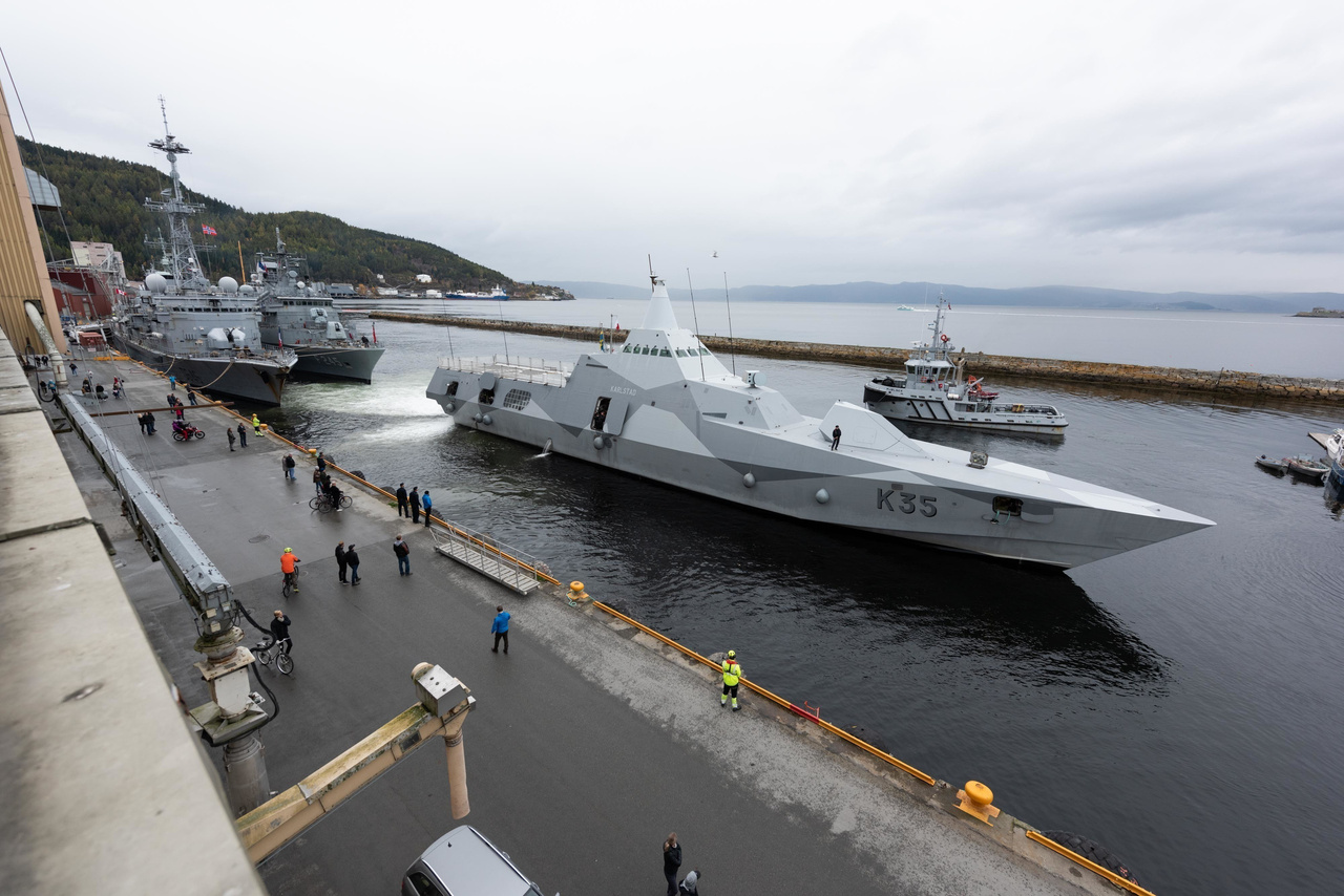 A HSwMS Karlstad, a Svéd Haditengerészet Visby-osztályú lopakodó korvettje Trondheim kikötőjében.