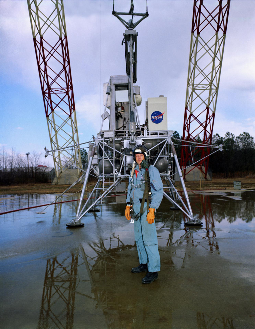 Neil Armstrong és az LLRV-1, 1969. február 12-én. Érdemes itt is összehasonlítani a filmbéli kosztümöt az eredetivel. 