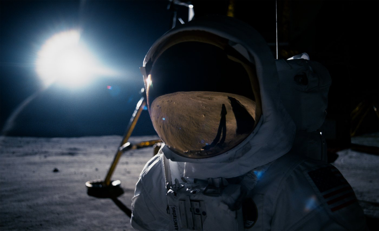 Ahogy mostanáig igazán csak Buzz Aldrin láthatta: Neil Armstrong a Holdon, a holdkomp társaságában. Az Apollo-11 holdsétái során ugyanis pár kivételtől eltekintve nem készült rendes fotó, csak nem túl jó minőségű, szemcsés filmfelvétel a küldetés parancsnokáról. A középformátumú Hasselblad fényképezőgép ugyanis szinte végig Armstrong kezében volt, így a NASA archív fotóin szinte kizárólag Buzz Aldrin látható különféle tevékenységek közben.