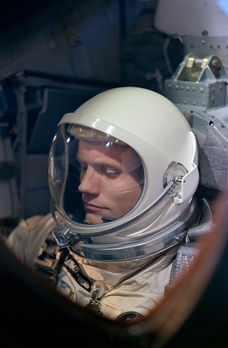 Egy remek portré, amit összevethetünk a fenti filmkockával: Neil Armstrong a Gemini-8 űrhajóban, amint az utolsó ellenőrzéseket végzi a start előtti visszaszámlálás során.