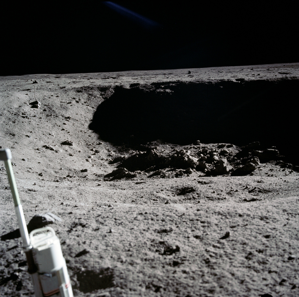 Egy biztos, és ez Hansen életrajzi könyvéből valamint a NASA mindent percről percre rögzítő jegyzőkönyveiből is kiderül: Armstrong valóban tett egy előre nem tervezett, magányos sétát egy kis, kb 30 méter átmérőjű kráterhez (Little West Crater), ahol pár percet töltött egyedül. Az űrhajós készített pár fotót a holdkomptól hatvan méterre lévő mélyedésről – ez itt az egyik képkocka.