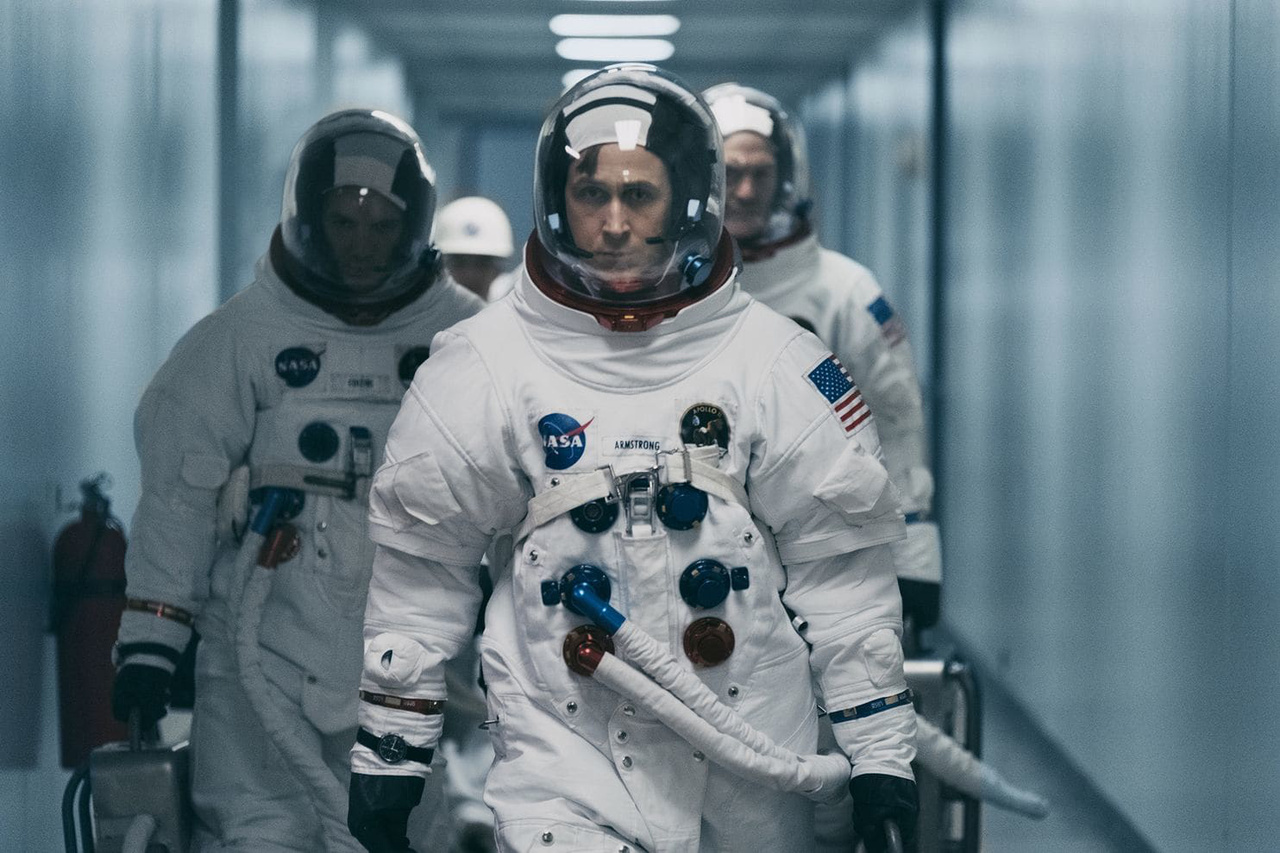 Armstrong, Collins és Aldrin úton az Apollo-11 űrhajó felé – a filmben.