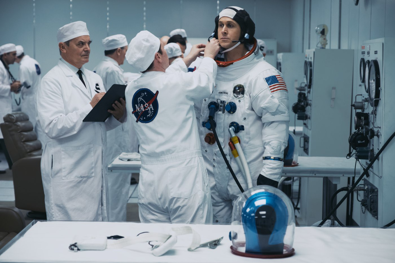 Ryan Gosling talpig űrruhában: a film talán legtökéletesebb, látványvilágában legprecízebben megfogalmazott jelenete. A legutolsó apró részlet is klappol, az összes filmes kellék a hlyén van, és minden 100 százalékig élethű, ahogy az a hivatalos NASA-fotókon látható.