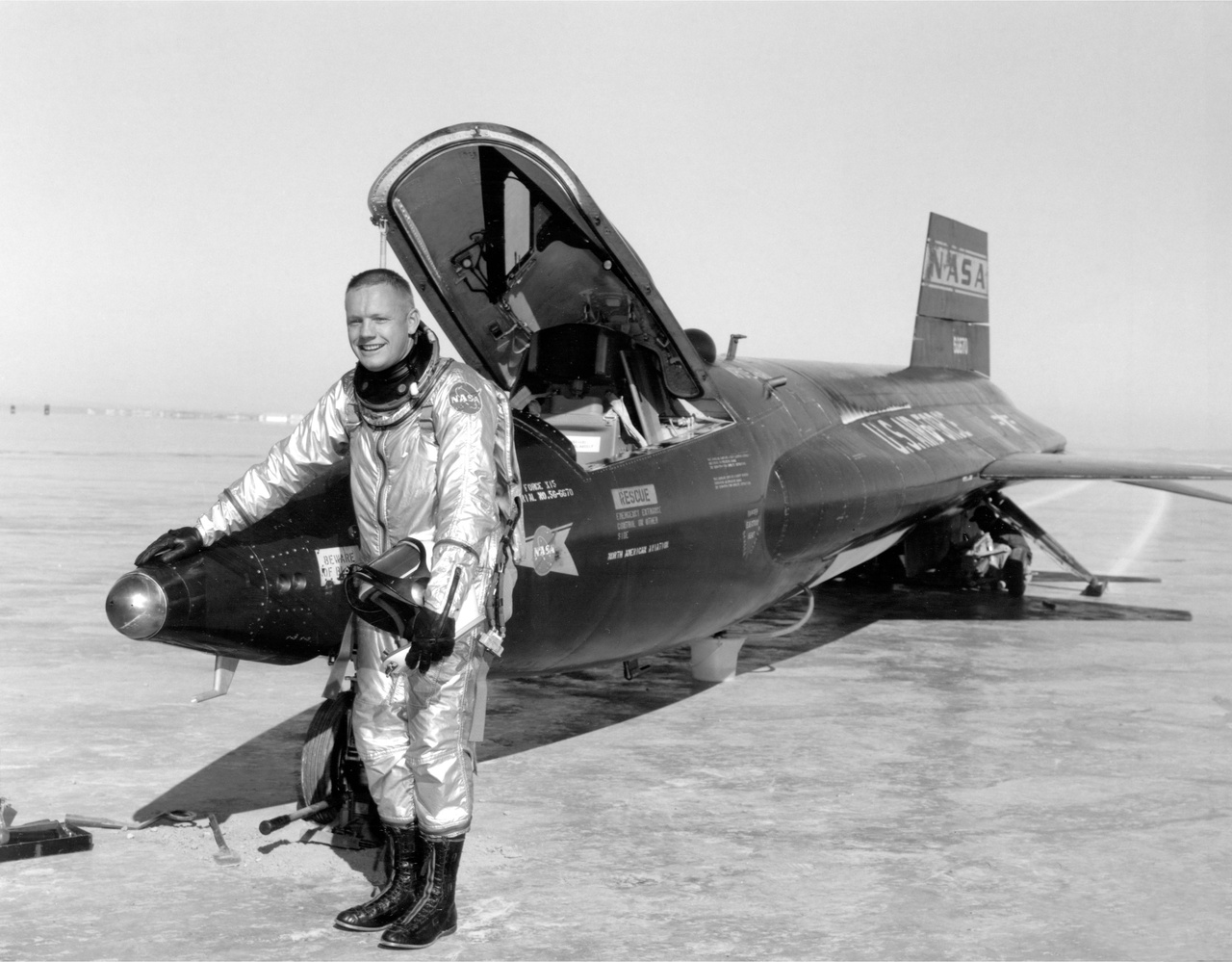 Armstrong és a 66670 lastromjelű X-15-ös rakétarepülőgép, ami a program első prototípusa volt (a gép jelenleg a Smithsonian Intézet washingtoni múzeumában van kiállítva). A filmben ábrázolt picit túldramatizált jelenet 1962. április 22-én történt, javarészt azért valóban úgy, ahogy a forgatókönyv alapján a filmbe került. A film alapjául szolgáló életrajzi könyv (James R. Hansen: First Man, chapter 15: Higher resolve) szerint Armstrong aznap 63 kilométeres magasságig emelkedett a géppel, és ereszkedés közben párszor "lepattant" a légkörről, de ez szándékos volt, mivel Armstrongnak egy speciális, gyorsulási terhelést mérő műszer tesztelése volt a feladata.
