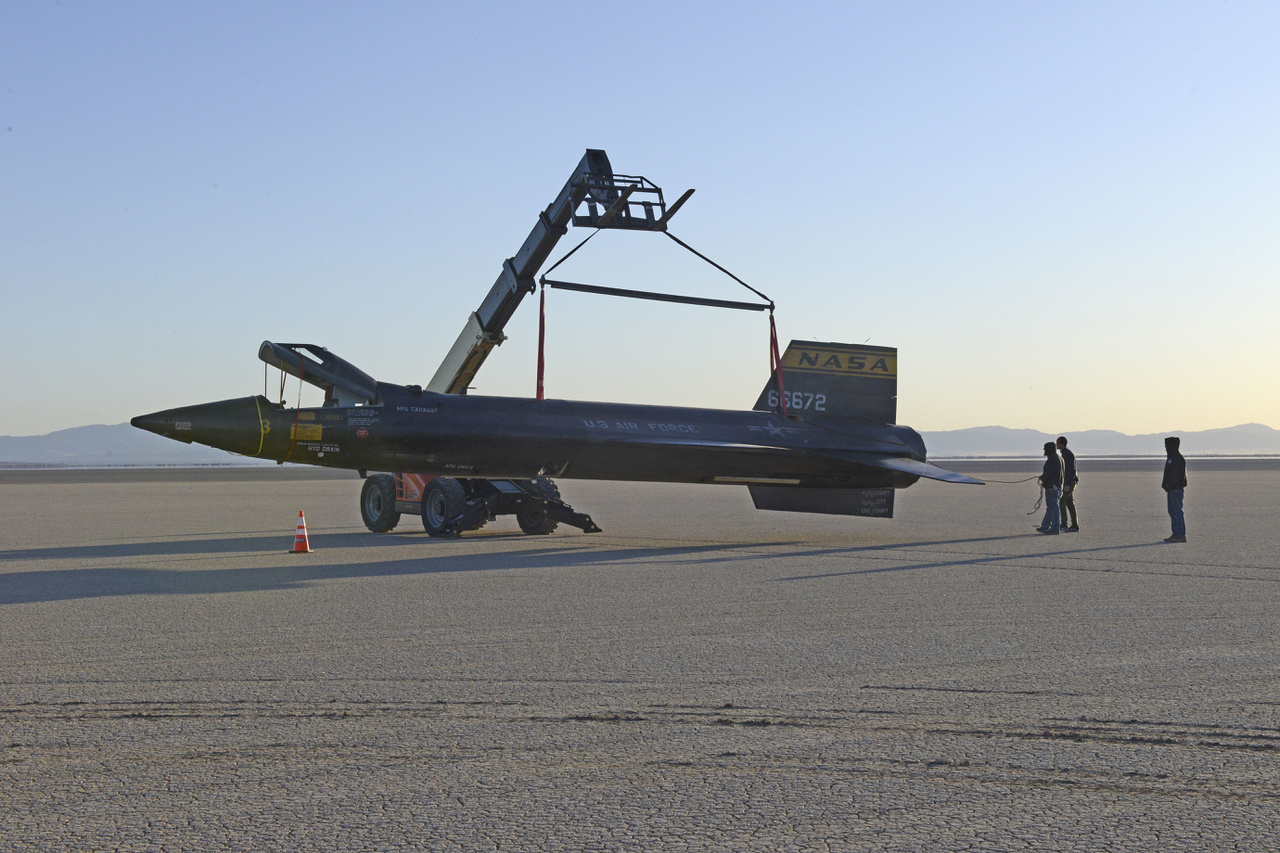 A filmben látható X-15-ös életnagyságú modellje, amivel az eredeti helyszínen, a Rosamond tó kiszáradt medrében, a kaliforniai Edwards Légibázis közelében forgatták a landolási jeleneteket 2018 februárjában.