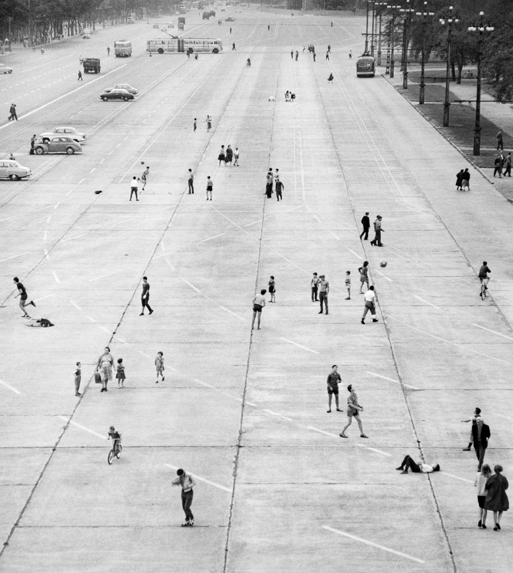 Gyerekek játszanak a Felvonulási téren (azaz a mai Ötvenhatosok terén) 1964-ben, a képeken szereplők öltözéke alapján a nyári vakáció ideje alatt.