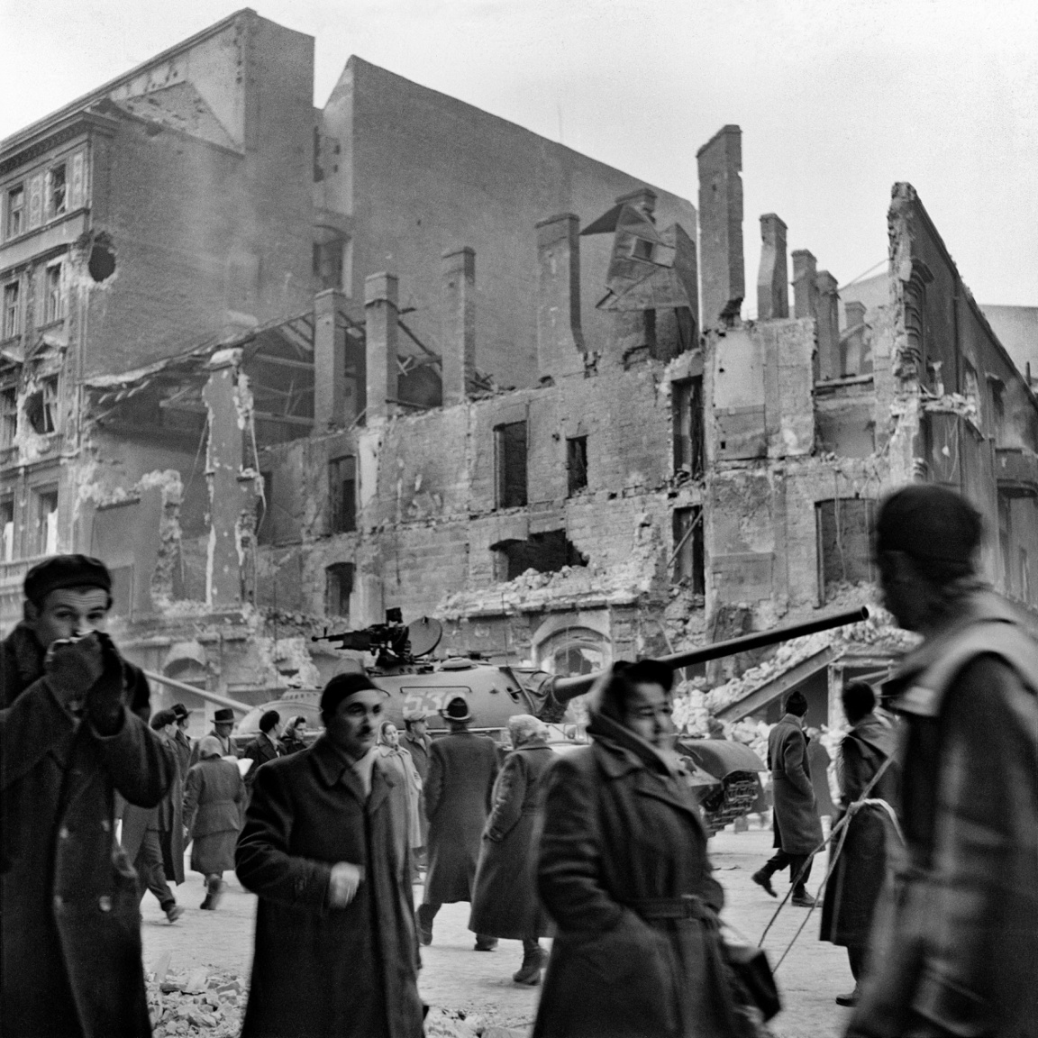 Balla 1956 októberében is fotózott: Sashalomról gyalogolt be Budapestre, hogy megörökítse a forradalmi tömeget, a szétlőtt várost, az utcákon elesettek holttesteit. A képeket a felszólítás ellenére sem adta le a hatóságoknak, amiért aztán munkahelyéről kirúgták. (Rákóczi út, 1956. október 29.)
                        