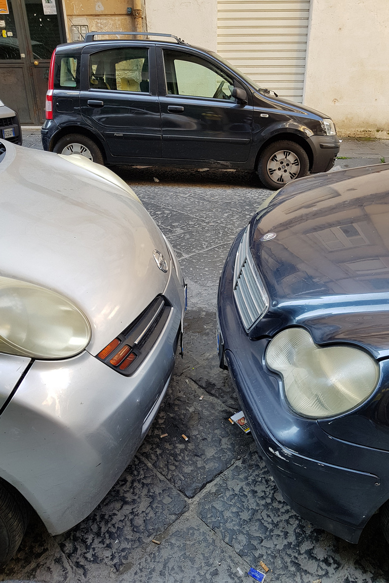 Innen állj ki, Fittipaldi! A sérülések jelentős része keletkezik parkolás közben. Ezt is tapasztaltam Spanyolországban, sok helyen az autó üresben parkol, kézifék nélkül, hogy arrébb lehessen lökni a másikat, ha szűk a parkolóhely. Ez itt mindennapos, bevett dolog