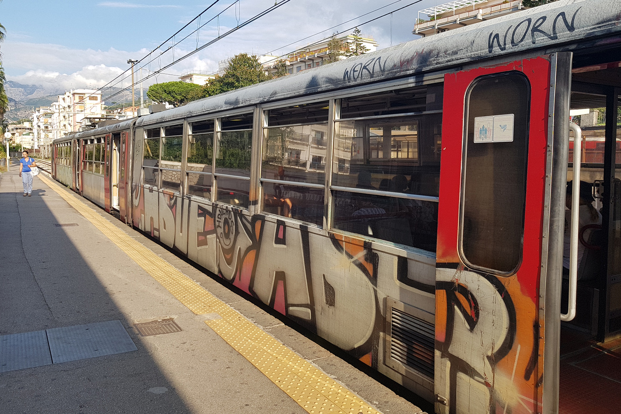 A mi HÉV-ünket megszégyenítően lepukkant, keskeny nyomtávú regionális vonatok járnak Sorrento és Nápoly között. Fillérekért lehet így utazni, cserébe legalább lassú és szutykos, de hatékony közlekedési mód a vidék bejárására