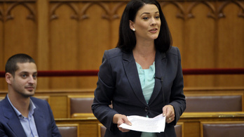 A Fidesz lehülyézte Demeter Mártát a parlamentben