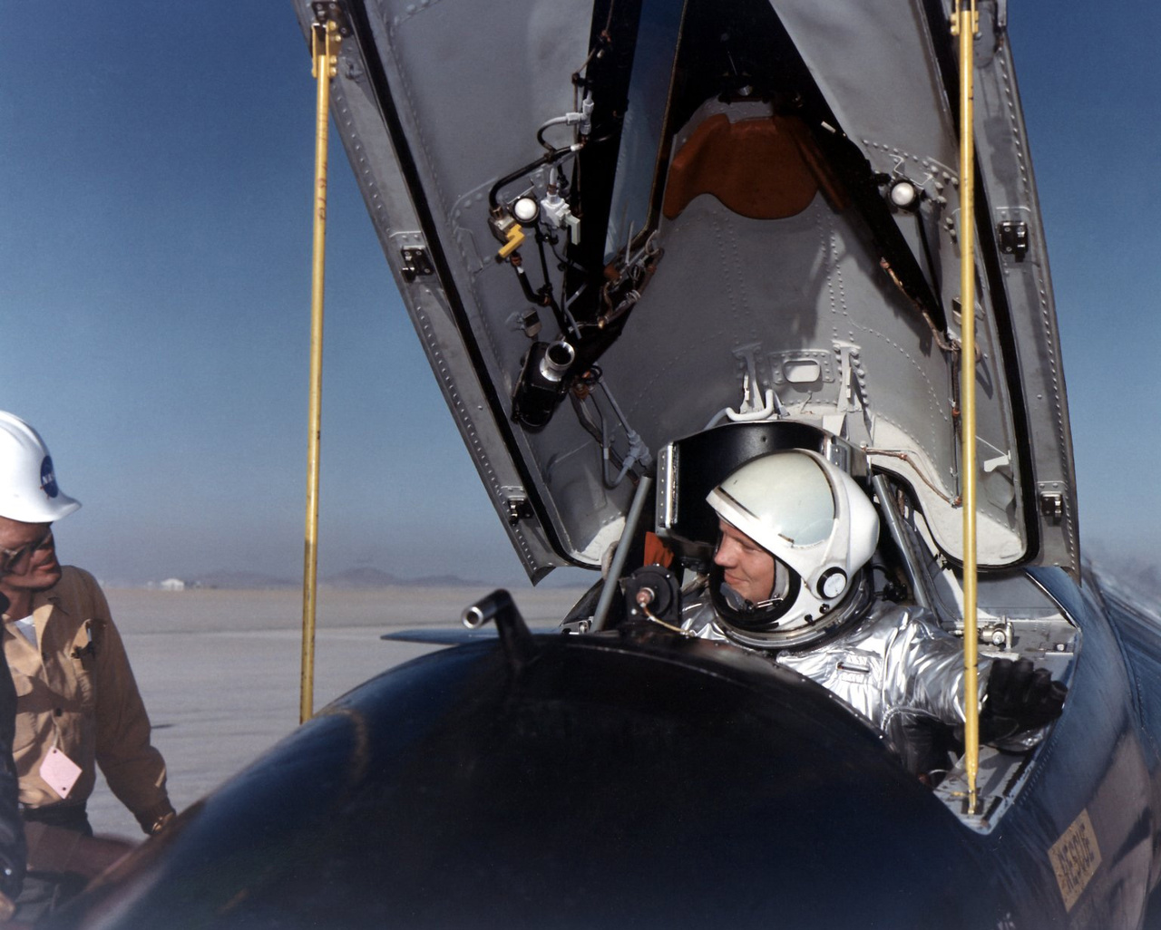 A film elején bemutatott rázós repülés egyike volt Armstrong hét X-15-ös repülésének. A haditengerészet pilótája a koreai háborúban 78 bevetésben vett részt Grumman F9F Panther sugárhajtású vadászgéppel. 1955-ben repülőmérnöki diplomát szerzett és még abban az évben csatlakozott a NASA elődjéhez, a NACA-hoz, hogy kutatómérnök pilótaként részt vegyen a nagy sebességű repülést kutató programban. Két társával elsőként repülhetett a NASA X-15-ös rakétarepülőjével, ami az amerikai űrprogram kezdetén – 1959 és 1968 között – egy sor űrrepüléssel kapcsolatos kísérletnek volt főszereplője, és az átala szerzett repülési tapasztalatokat a Mercury, a Gemini, az Apollo és az űrsikló programokban egyaránt felhasználták.
