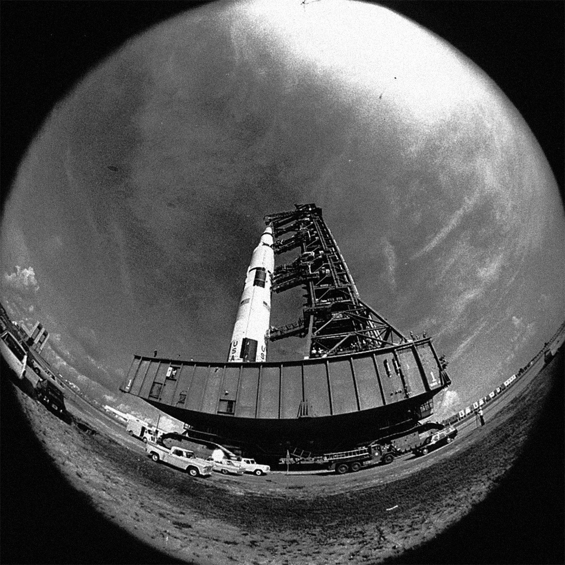 Egy nem túl gyakran látható halszemoptikával készült archív fotó, amin az Apollo-11 űrhajót láthatjuk nagyjából a filmbéli perspektívából, miközben az LC-39A startállásra cammog a hatalmas lánctalpas szállítón.