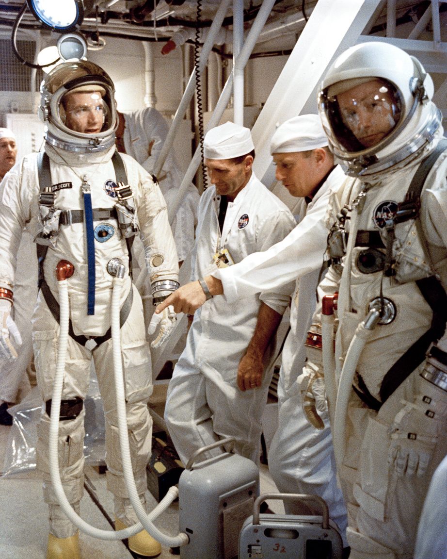 Ez a NASA-fotó a fehér szobából David R. Scott és Neil Amrstrong űrhajósokat mutatja egy start előtti teszt során, 1966. március 11-én.