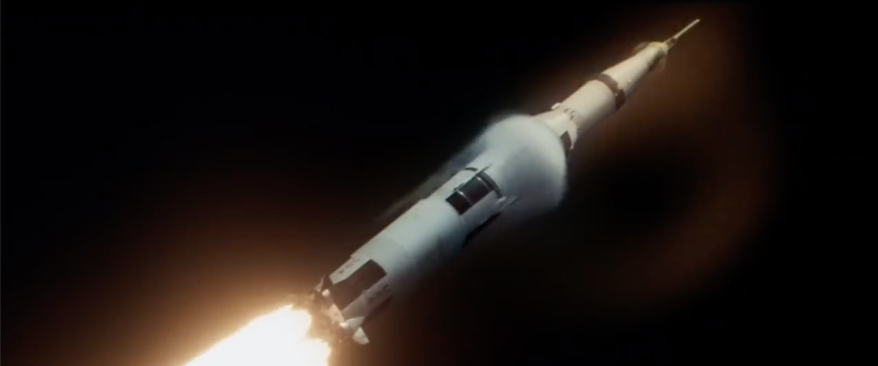 A történelmi rakétastarthoz javarészt archív felvételeket és némi CGI-t használtak a filmben. A rakétát repülés közben, közelről mutató felvétel az utóbbiak közé tartozik, és az alábbi ikonikus fotót idézi meg.