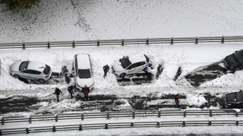 Franciaországban már a havazás miatt rekedt az úton kétezer autós
