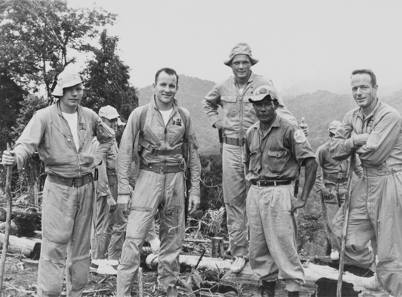 Újabb csoportkép a dzsungeltáborból. Balról jobbra: Neil Armstrong, Pete Conrad, Deke Slayton, John Glenn, Ed White (takarásban) és Scott Carpenter űrhajósok, valamint oktatójuk, akinek nem tudni a nevét.