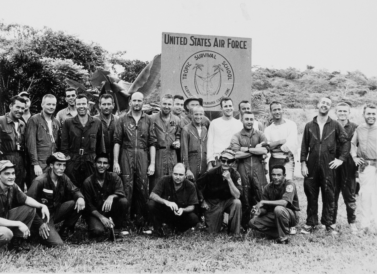 1963. június 3-6. Csoportkép a légierő albrooki trópusi túlélőtáborából, a Panama-csatorna térségéből. A képen tizenhat amerikai űrhajós (overallban) és oktatóik láthatók, a Mercury- és Gemini-program asztronautái dzsungelben való túlélési praktikákat tanultak itt. Armstrong az álló sorban látható, balról a második.