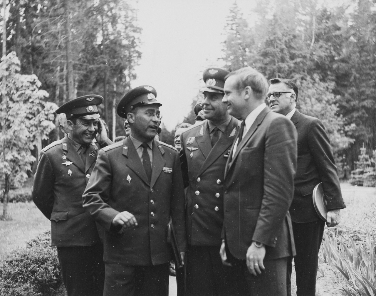 Armstrong szovjet katonai vezetők társaságában.