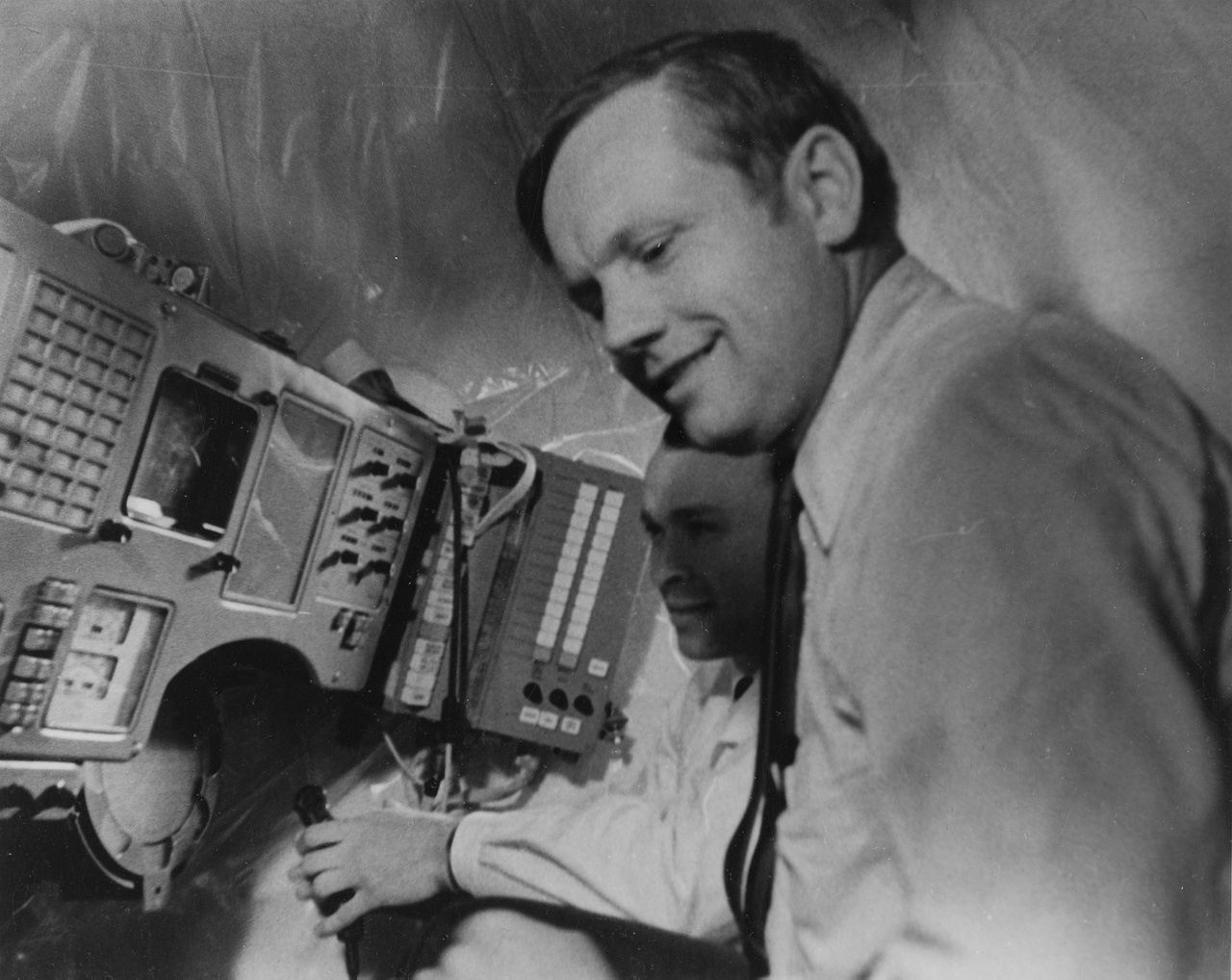 Ilyen képet se lehetett eddig sokszor látni: a XIII. COSPAR alkalmával Armstrongnak megmutatták egy Szojuz űrhajó műszerfalát, vezérlőegységét is, a kép tanúsága szerint az amerikai űrhajós érdeklődve figyelte a szovjet technikát.