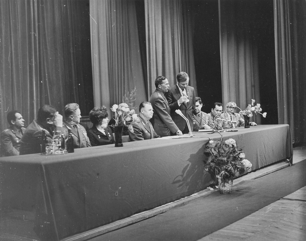 A COSPAR, azaz az Űrkutatási Tanács az űrkutatásban résztvevő országok nemzetközi tudományos uniójaként jött létre 1958-ban, azzal a céllal hogy interdiszciplináris bizottságként támogassa az űrkutatási tevékenységet, többek között kétévente rendezett nemzetközi tudományos kongresszusokkal, mint amilyenen Armstrong is részt vett 1970-ben. 
