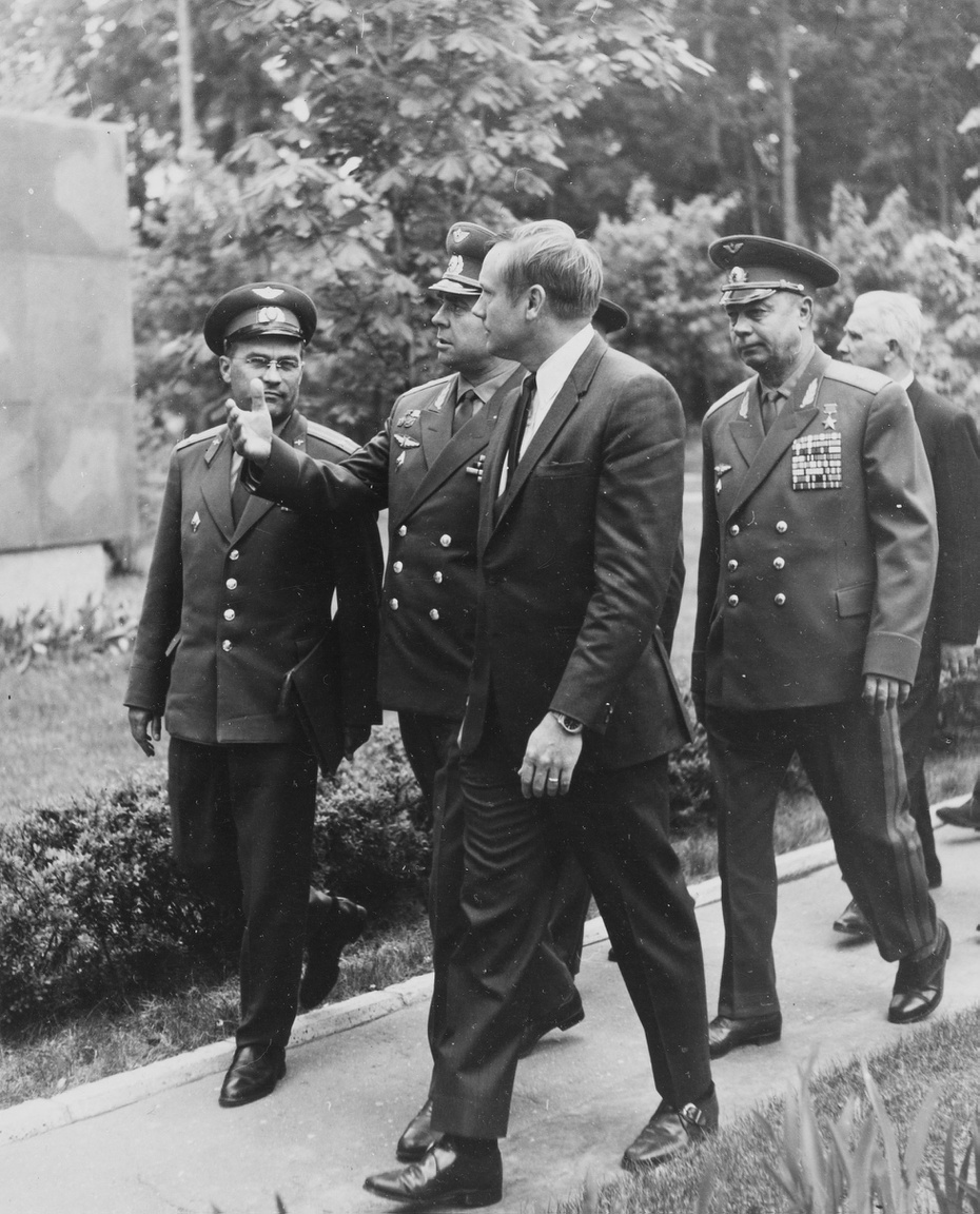 Armstrong és Beregovoj sétál magas rangú szovjet katonai illetékesek társaságában.