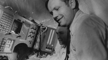Amikor Neil Armstrong Szojuz űrhajó kormányánál ült