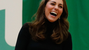 Katalin hercegnét terpeszülésben, teli szájjal nevetve fotózták le