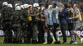 Rohamrendőrök védték a Libertadores-elődöntőt szétfújó bírót