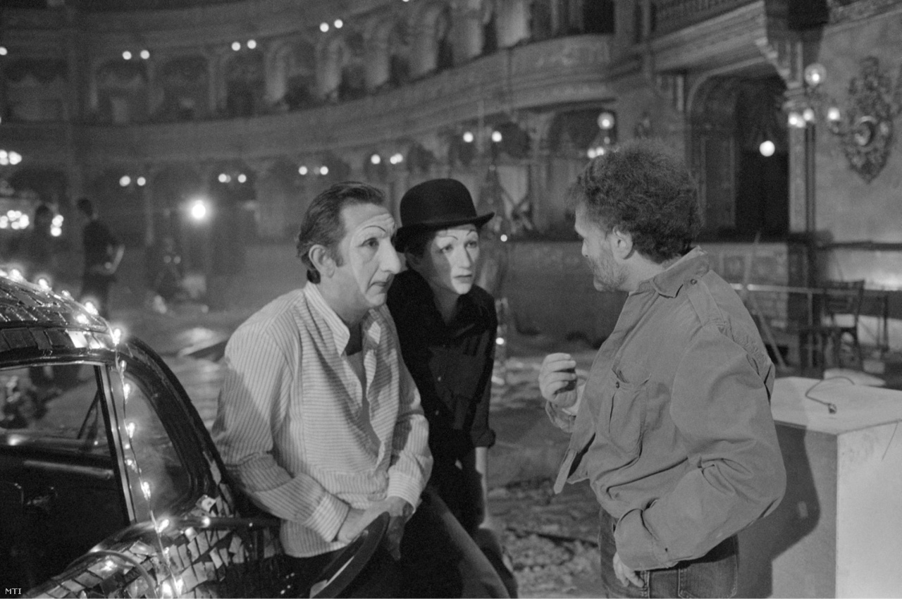 Sándor Pál rendező (j) Garas Dezső (b) és Kern András színművészek jelenetét rendezi a Tóth Zsuzsa forgatókönyvéből készült Ripacsok című filmben. (1980)
                        