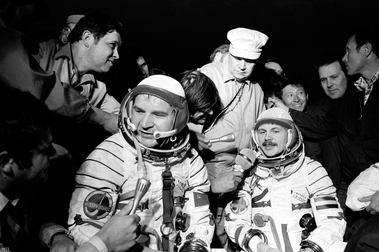 Valerij Kubaszov (b) és Farkas Bertalan űrhajósok a Földre érkezés utáni pillanatokban. (1980)
                        