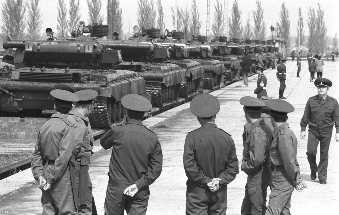 Katonák nézik az utolsó szovjet páncélosok elszállítását. (1990)
                        