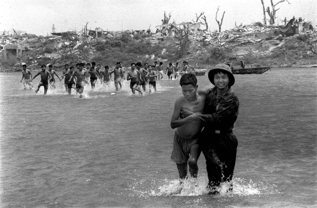 A World Press Photo díjas vietnami hadifogoly-cseréről készült sorozat egyik fotója. (1973)