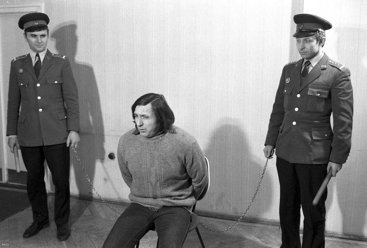 Rendőrgyilkossággal és más bűncselekmények elkövetésével vádolt gyanusított kihallgatás közben a Budapesti Rendőr-főkapitányságon. (1980)