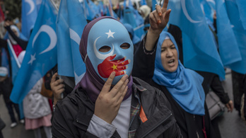 Kína továbbra is visszautasítja az ujgurok tömeges fogva tartásának vádját