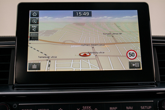 Éppenséggel lehet navigálni ezzel is, bár felesleges, ott az Android Auto meg a CarPlay