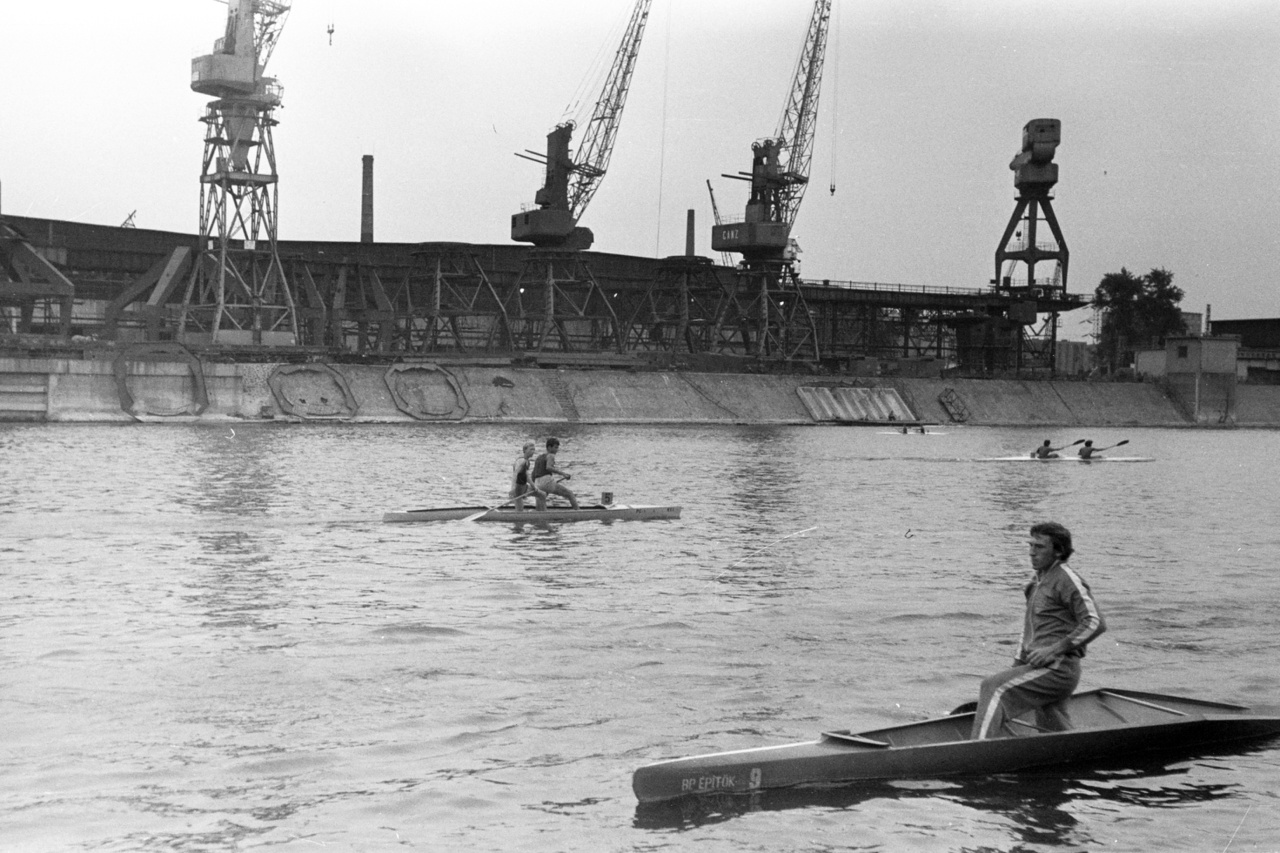 Sokáig a legnagyobb menők is gyakran megfordultak az Újpesti-öbölben, de 1975 után egyre többen tették át a bázisukat a Ráckevei-Duna-ágba, mert ott simább volt a víz. Újpesten a partot határoló betonfalak miatt a hullámok nem ülnek el könnyen, lötyög a víz, amin új tervezésű hajók nem maradnak meg könnyen. A KSI azért még így is fontos szerepetl tölt be. A szakosztályt megalapító Füzesséry később másoknak is például szolgált, a többi egyesület is elkezdett utánpótlásbázist kialakítani. Addig esetleges volt, hogy kikből lettek versenyzők. Füzessy új edzésmódszert is kifejlesztett, nem a felnőtt adagokat csökkentette, hanem külön gyerekekre szabott feladatokat talált ki, ami masszív alapot adott aztán az élsporthoz is. Simon szerint 1954, az első nagy magyar kajaksikereket hozó maconi világbajnokság óta megfigyelhető a folytonosság, majd a KSI megjelenésével a tudatos építkezés is, ezért is érnek egymásba a világversenyeken jól szereplő generációk.