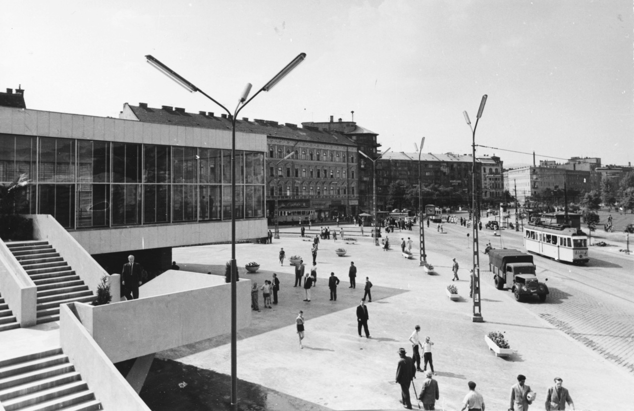 Az 1962-ben épült csarnokot végül beépítették a ma is ismert, ívelt falú pályaudvari épületbe.
