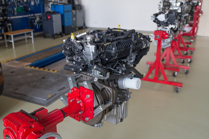 Egyliteres Ford Ecoboost motor a cég tanműhelyében