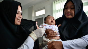 Sertészselatin miatt nem oltatják be gyerekeiket a muszlim szülők Indonéziában