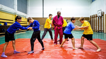 Kongói kick-box mester békíti a romákat és a nem romákat Tiszavasváriban