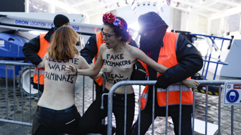 Félmeztelen feministák rohanták meg Trump konvoját Párizsban