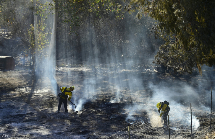 A Kalifornia északi és déli részén pusztító három nagyobb tűzvész oltásában nyolcezernél több tűzoltó vesz részt