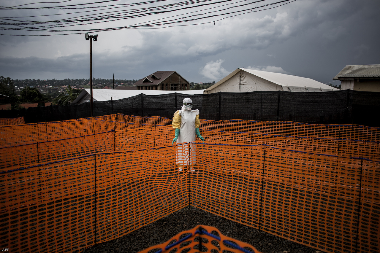 Védőruhába öltözött orvos várja egy újabb ebolás betegés érkezését..Arra számítanak, hogy a járvány még három-négy hónapig is eltarthat, de ha a biztonsági helyzet nem javul, akkor ennél nagyobb baj is lehet, mondta Peter Salama, a WHO vészhelyzeti reagálású vezetője.